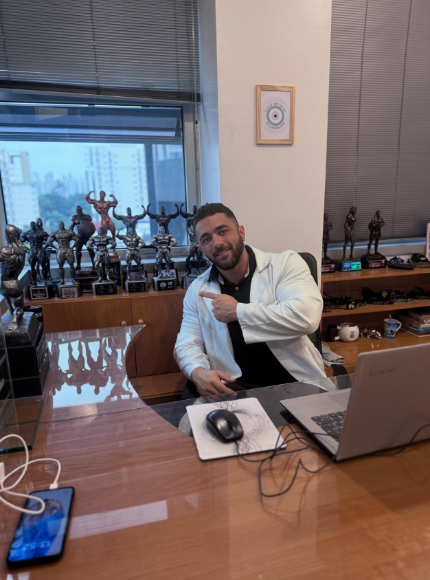 Dr. Pedro Moscoso em seu consultório médico